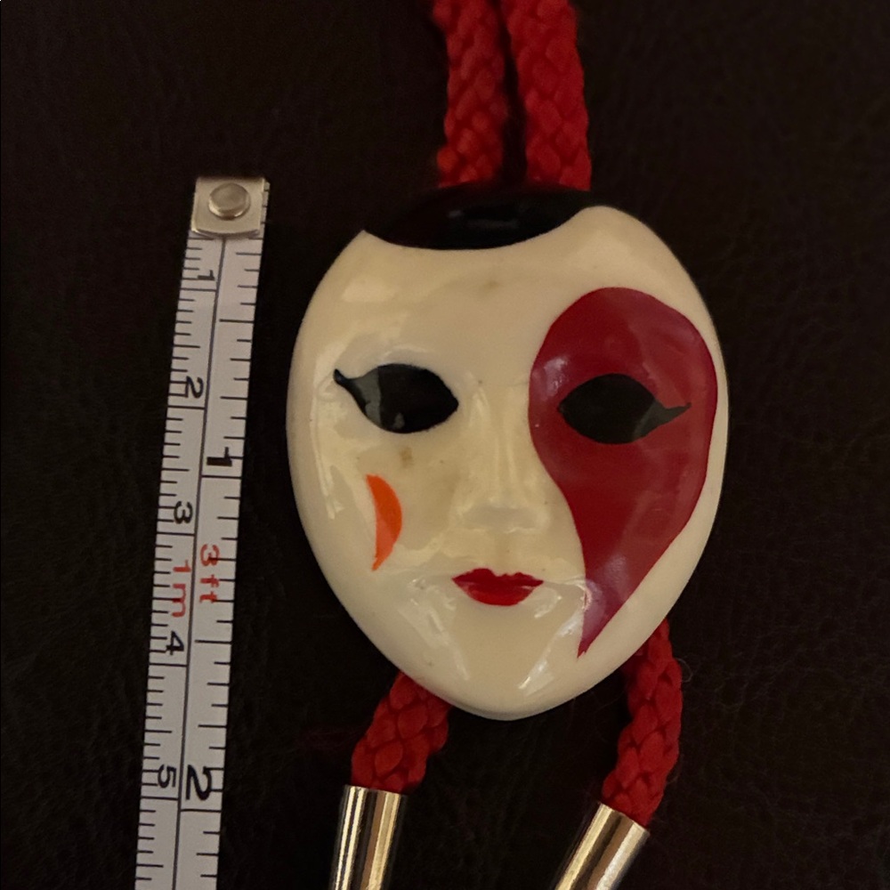 Vintage Red and White opera clown harlequin mask pendant string necklace - Picture 3 of 6